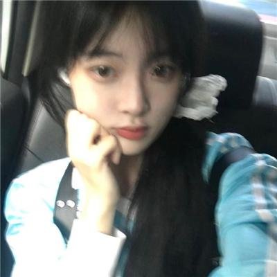随盲柳入眠的女人